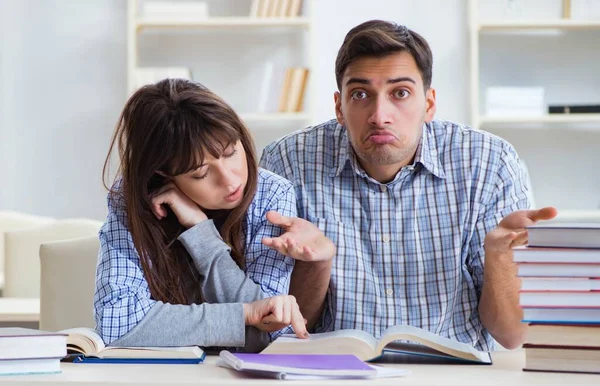 Étudiants assis et étudiant dans un collège en classe — Photo