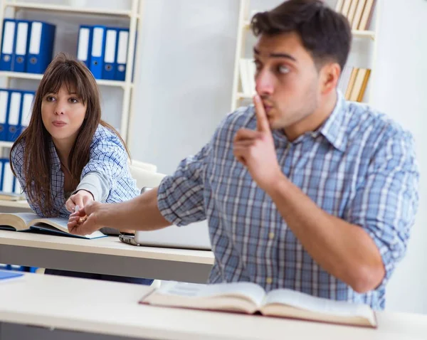 Studenter som sitter och studerar i klassrummet college — Stockfoto