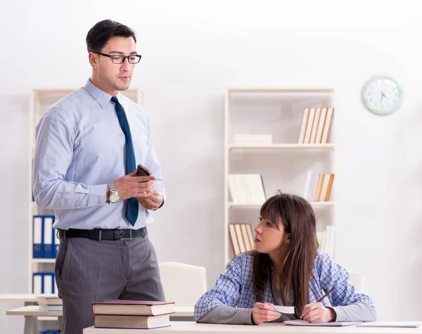 Manlig föreläsare ger föreläsning för kvinnlig student — Stockfoto