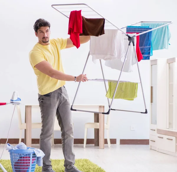 Hombre guapo marido haciendo lavado en casa —  Fotos de Stock