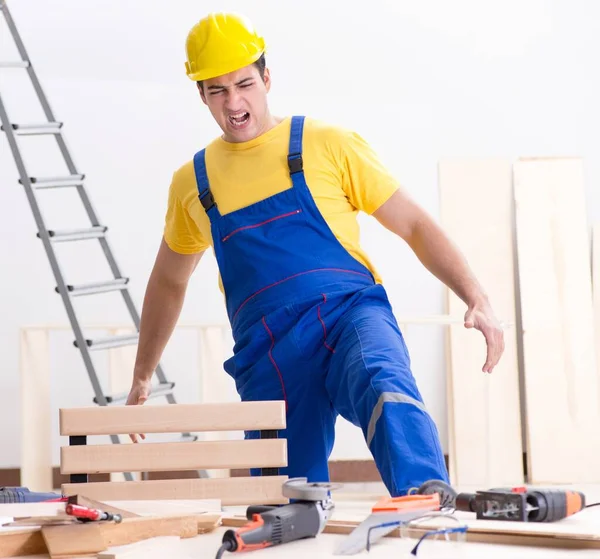 Riparatore pavimento deluso con il suo lavoro — Foto Stock