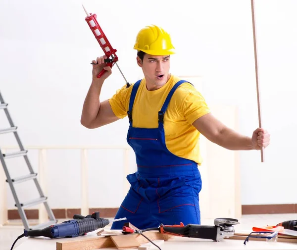 Reparador de piso decepcionado con su trabajo — Foto de Stock