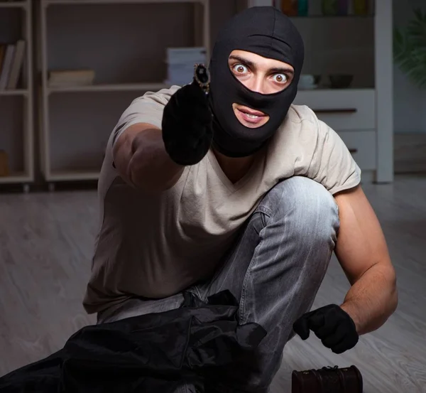 Inbrottstjuv bär balaclava mask på brottsplatsen — Stockfoto