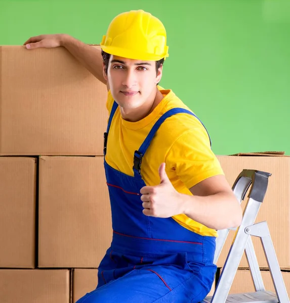 Hombre contratista trabajando con cajas de entrega —  Fotos de Stock