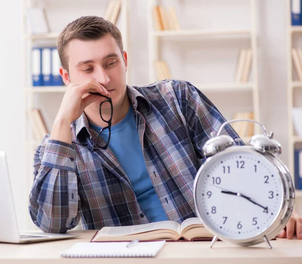 Estudiante llegando tarde con la preparación del examen — Foto de Stock