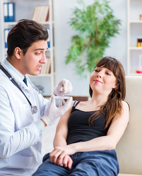 Médecin vérifiant l'oreille des patients pendant l'examen médical — Photo