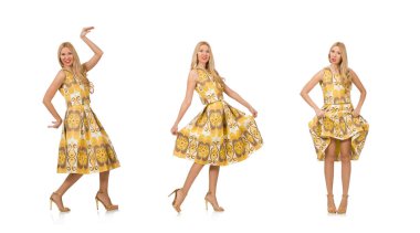 Uzun yaz elbisesi giyen genç bir kadın beyaz tenli.