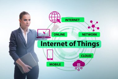 İş kadını, IOT konseptinde sanal düğmeye basıyor