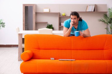 Genç erkek öğrenci salgın sırasında evde oturuyor.