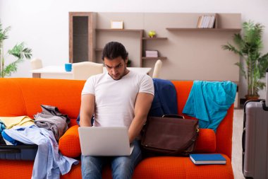 Genç öğrenci eve gitmek için hazırlanıyor.