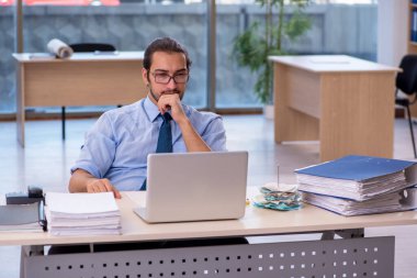 Ofiste çalışan genç bir muhasebeci.