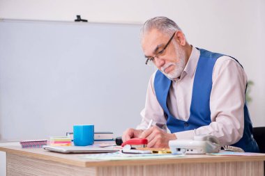 Ofiste çalışan eski erkek tasarımcı.