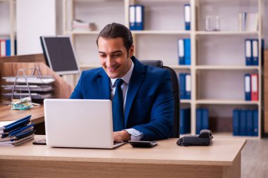 Ofiste çalışan genç bir erkek.