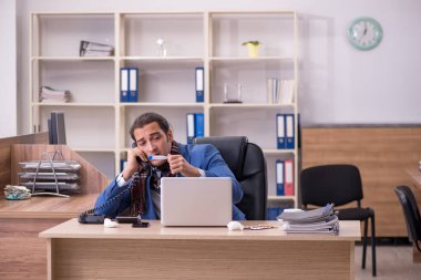 Genç hasta işadamı işyerinde acı çekiyor