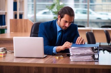 Ofiste çalışan genç bir erkek.