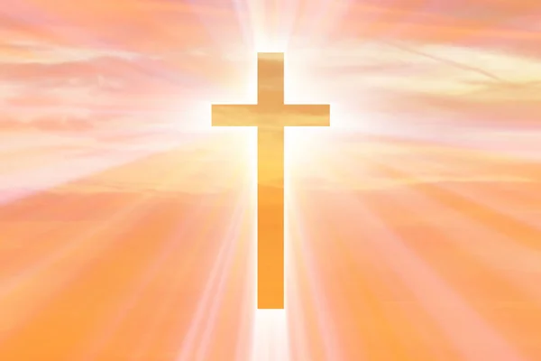 Concepto religioso con cruz contra cielo —  Fotos de Stock