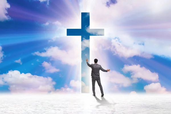 Koncepcja religijna z krzyżem i samotnym człowiekiem — Zdjęcie stockowe