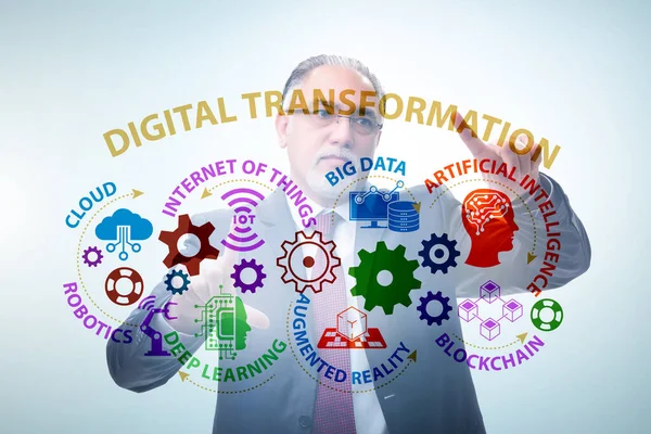 Biznesmen w koncepcji transformacji cyfrowej — Zdjęcie stockowe
