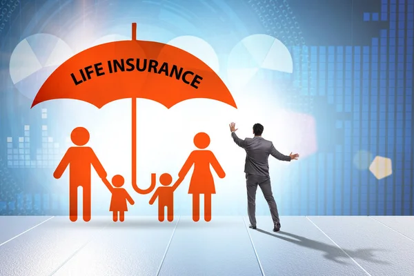 Concept d'assurance vie avec famille sous parapluie — Photo