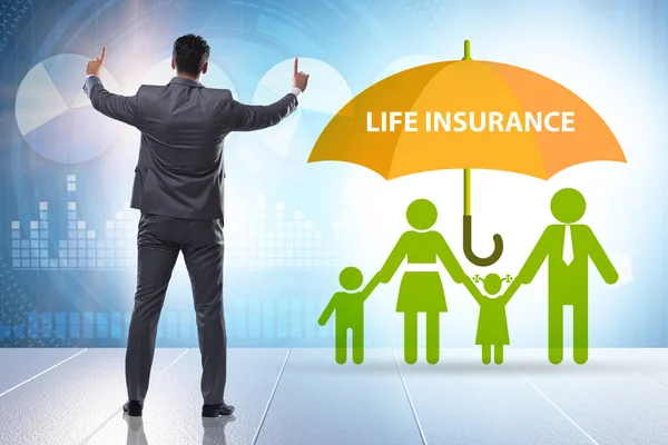 Conceito de seguro de vida com família sob guarda-chuva — Fotografia de Stock