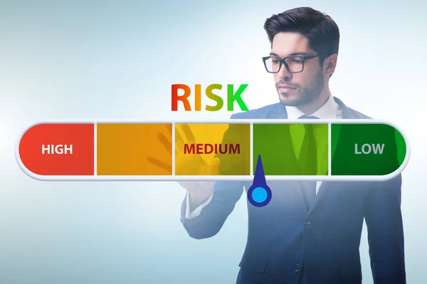 Podnikatel v koncepci měření a řízení rizik — Stock fotografie
