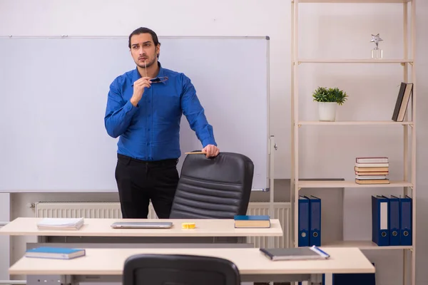 Junger männlicher Lehrer vor Whiteboard — Stockfoto
