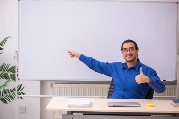 Jovem professor na frente do quadro branco — Fotografia de Stock