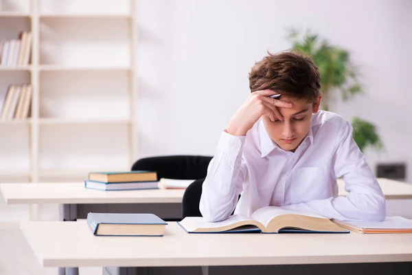 Skolpojke förbereder sig för tentor i klassrummet — Stockfoto