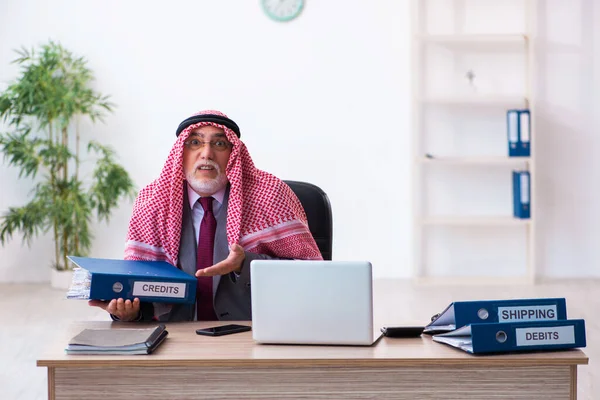 Man arabische boekhouder zeer moe met een overmatig werk — Stockfoto