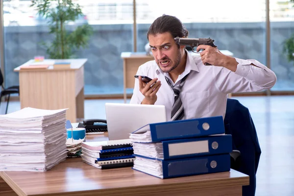 Junge männliche Angestellte unzufrieden mit exzessiver Arbeit im Büro — Stockfoto