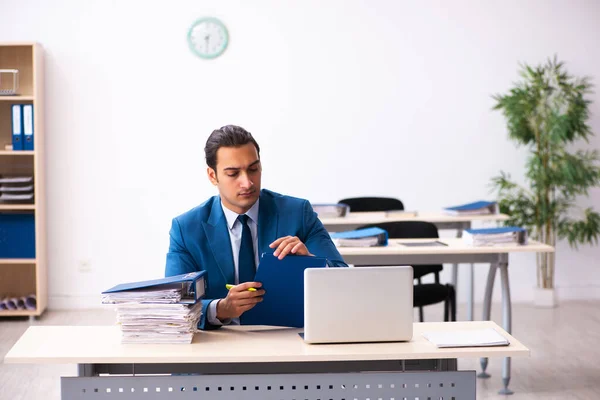 Jovem empresário empregado tomando notas no escritório — Fotografia de Stock