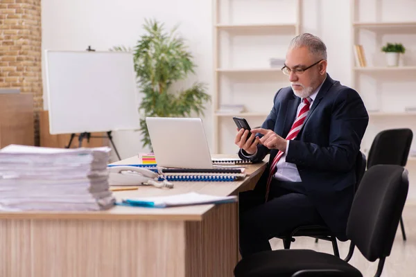 Alter Geschäftsmann Mitarbeiter sitzt im Büro — Stockfoto