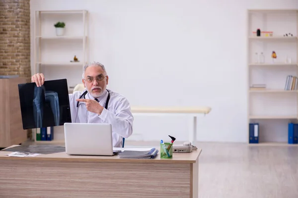 Viejo radiólogo médico que trabaja en la clínica — Foto de Stock