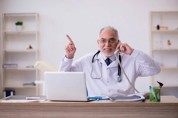 Old male doctor in telemedicine concept — Stock Photo, Image