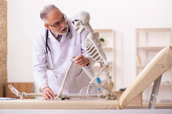 Död patient besöker gammal manlig läkare — Stockfoto
