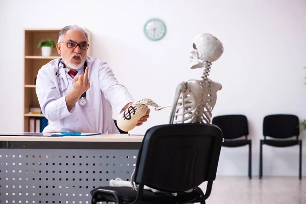 Viejo médico cardiólogo y paciente esqueleto en m caro —  Fotos de Stock