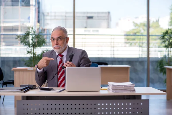 Aged businessman employee working in the office — Stock Photo, Image