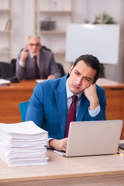 Twee werknemers in het kantoor — Stockfoto