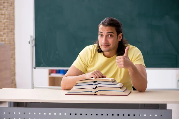 Sınavlara hazırlanan genç bir erkek öğrenci. — Stok fotoğraf