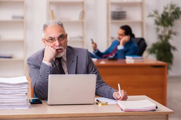 Deux employés travaillant dans le bureau — Photo