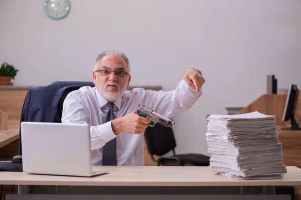 Old male employee being desperate with excessive work in the off — Stock Photo, Image