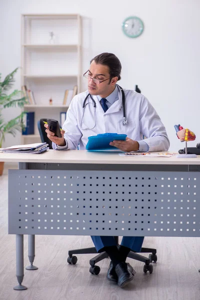 Jonge mannelijke cardioloog werkzaam in de kliniek — Stockfoto