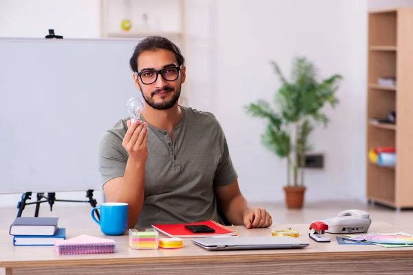 Jeune designer masculin travaillant dans le bureau — Photo