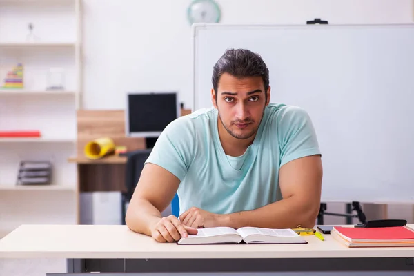 Joven estudiante masculino preparándose para el examen en casa — Foto de Stock