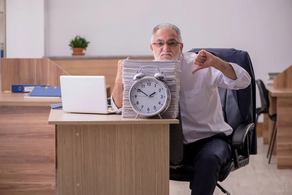 Viejo empleado masculino en concepto de gestión del tiempo —  Fotos de Stock