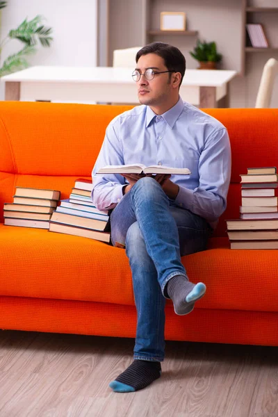 Joven estudiante masculino preparándose para los exámenes en casa — Foto de Stock