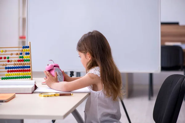 Kleines Mädchen bereitet sich zu Hause auf Prüfungen vor — Stockfoto