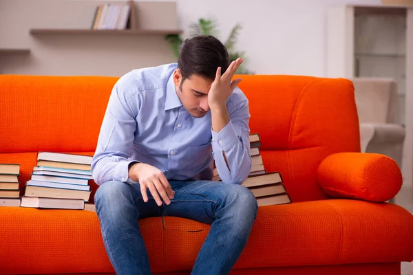 Joven estudiante masculino preparándose para los exámenes en casa — Foto de Stock