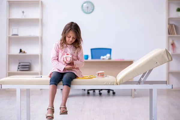 Ragazza in attesa di medico stomatologo in clinica — Foto Stock