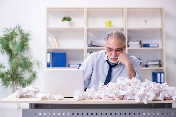 Viejo hombre de negocios rechazando nuevas ideas con muchos papeles —  Fotos de Stock